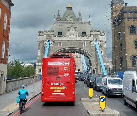 Arrivée grandiose par le Tower Bridge ! Surprise du chauffeur de car ! 🤩